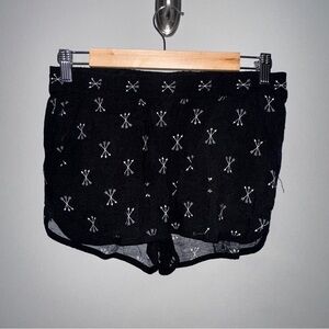 Adam Levine Pull on Arrow pattern shorts